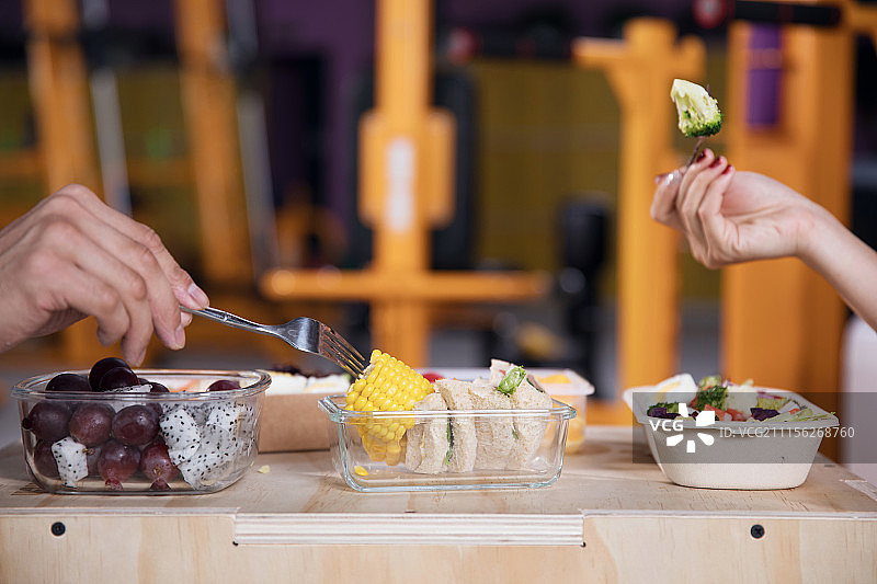 年轻男女吃减肥餐图片素材