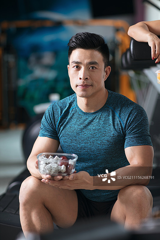 年轻男士吃减肥餐图片素材