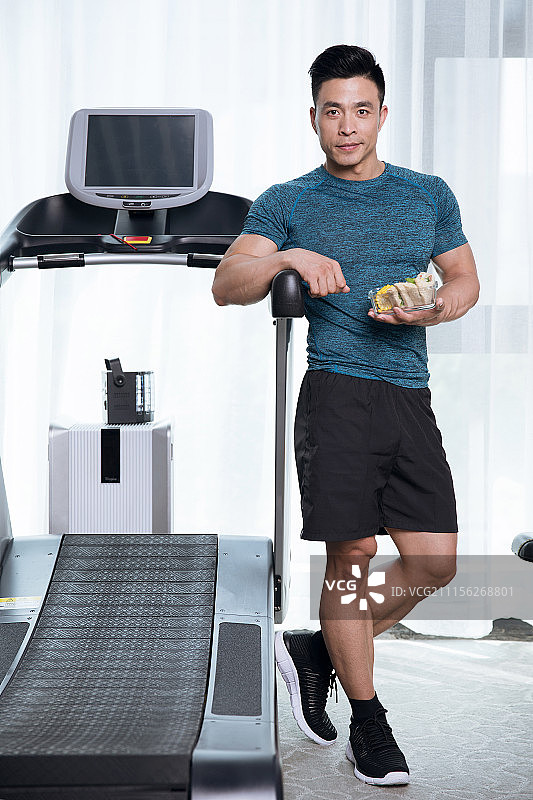 年轻男士吃减肥餐图片素材