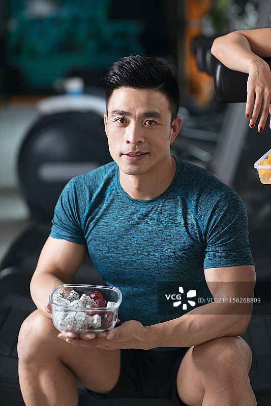 年轻男士吃减肥餐图片素材