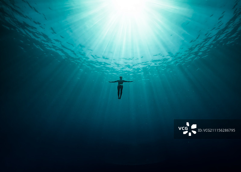 菲律宾薄荷岛海洋里的人图片素材