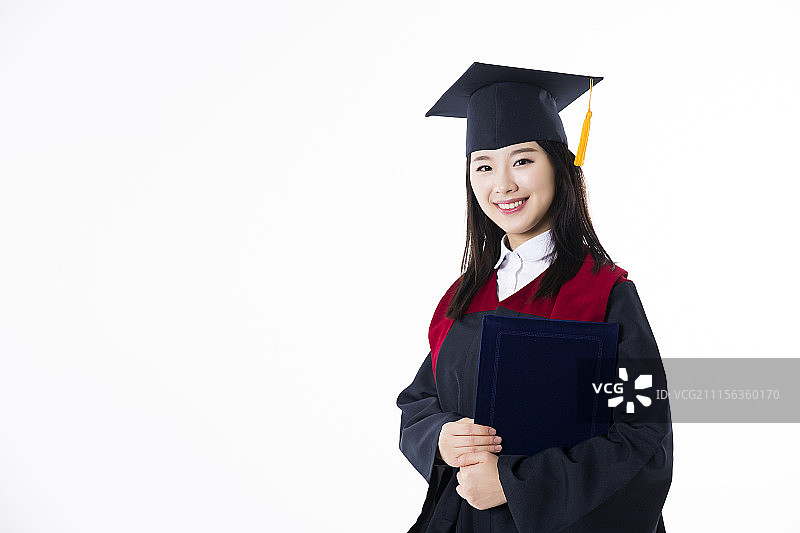 穿黑色毕业礼服的年轻亚洲学生，白色背景图片素材