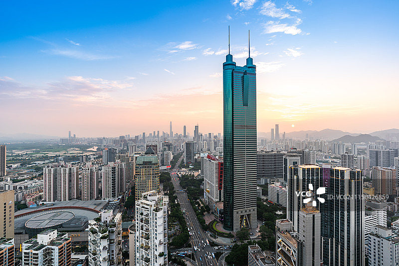 深圳地王大厦建筑和天际线图片素材