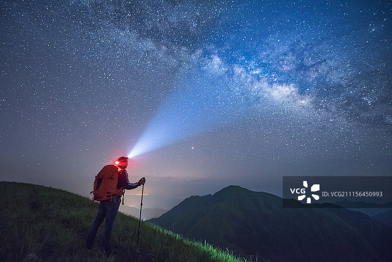 星空下的户外人图片素材