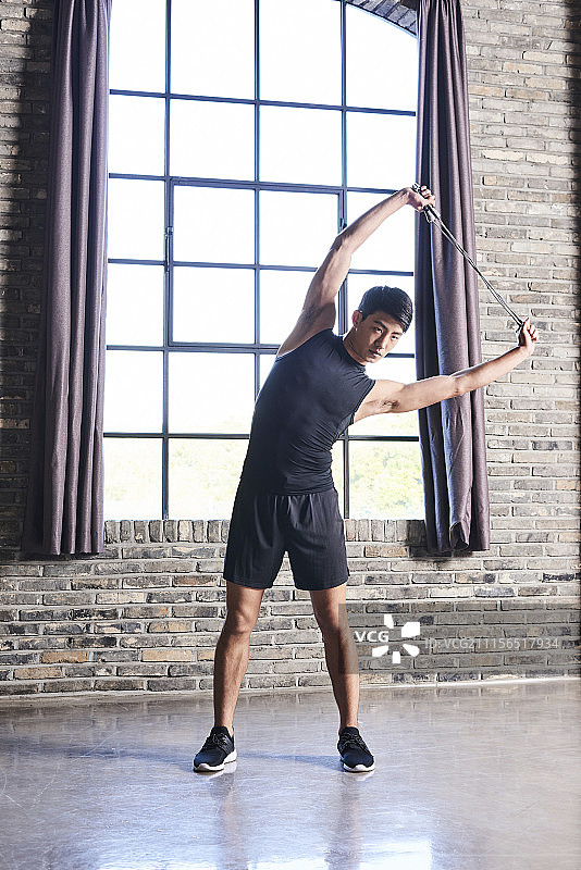 年轻男人伸展运动（韩国）图片素材