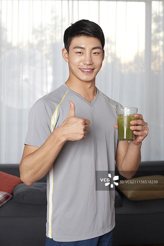 饮用饮料的年轻男人图片素材