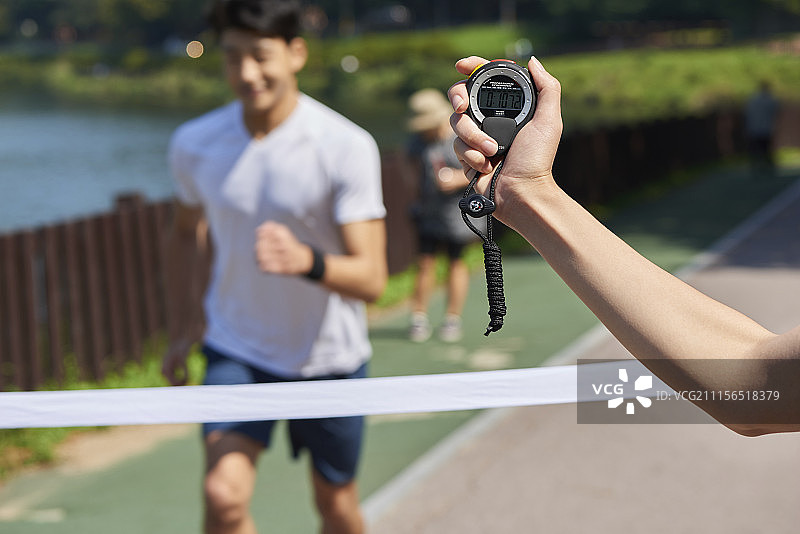 年轻男子、年轻女子、公园、韩国人图片素材