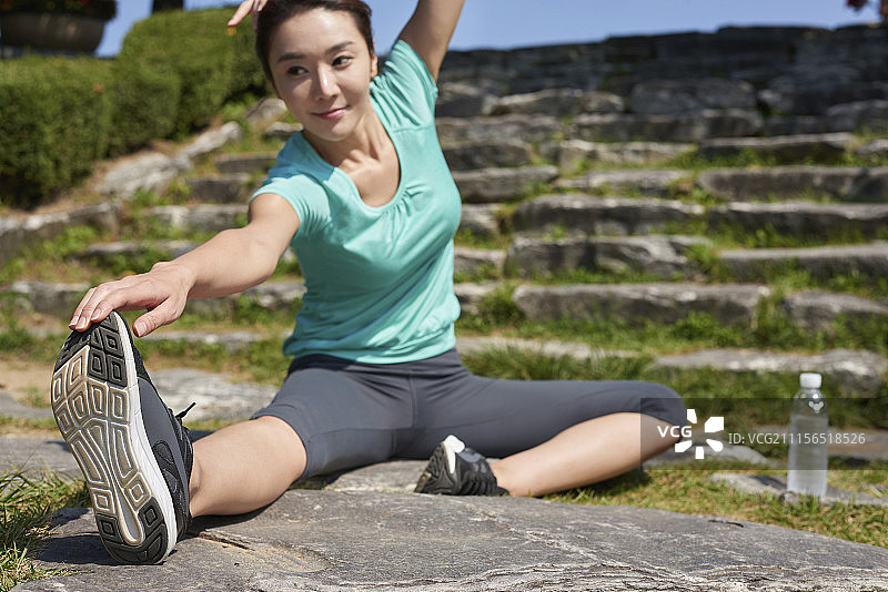 在公园运动的韩国年轻女人图片素材