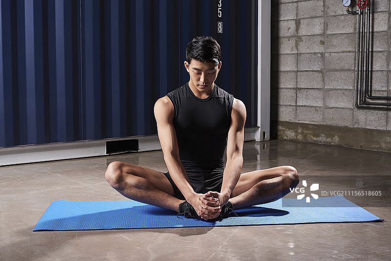 年轻男人伸展运动（韩国）图片素材
