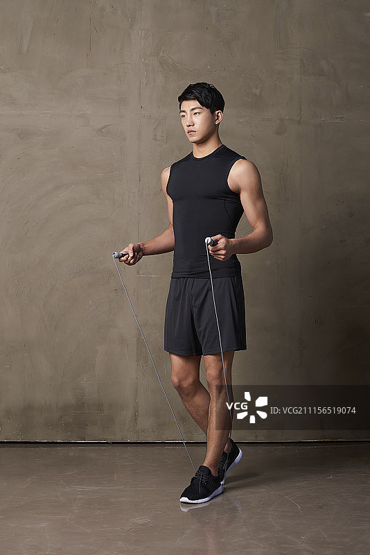 年轻男人伸展运动（韩国）图片素材