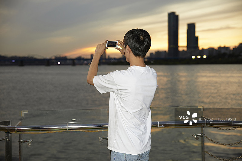 拍照的青年男子图片素材