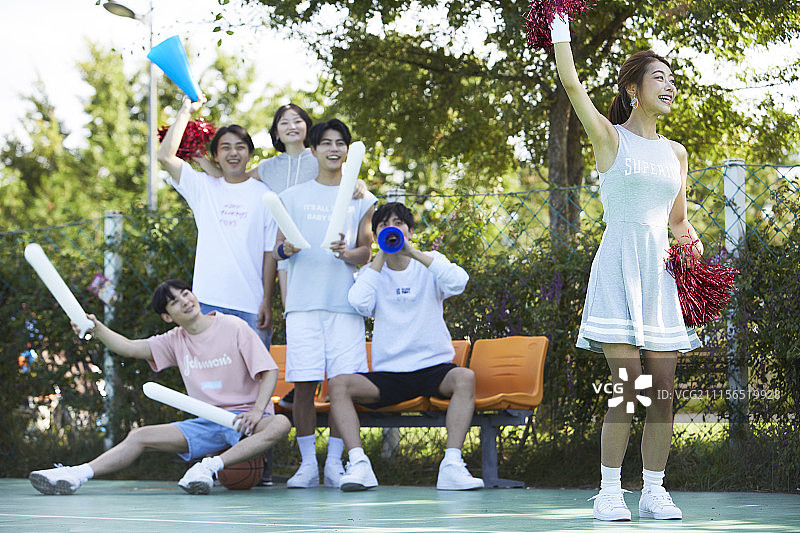 年轻女人和年轻男人为朋友加油图片素材