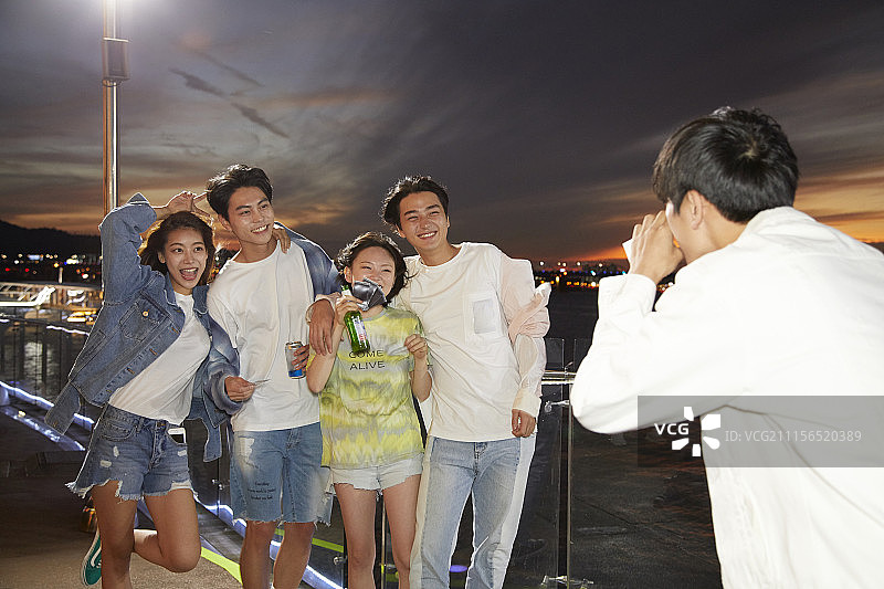 年轻女人和男人朋友休闲时光图片素材