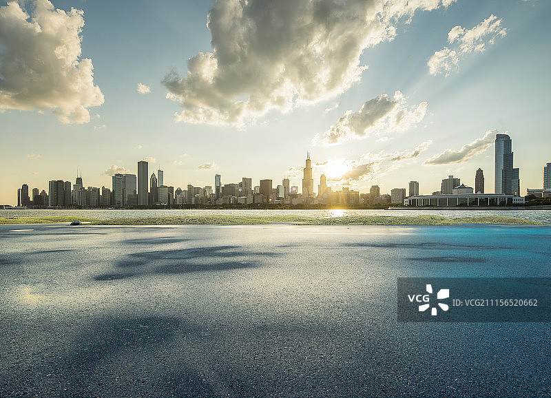 雨后的湖边道路图片素材