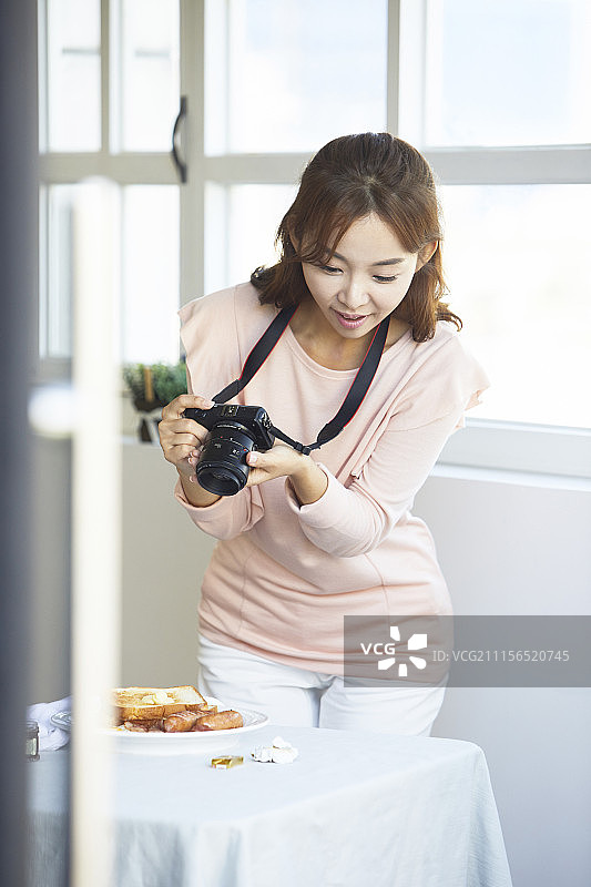 年轻女人生活照图片素材