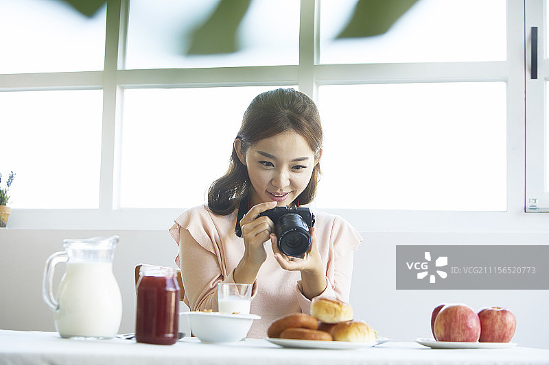 年轻女人生活照图片素材