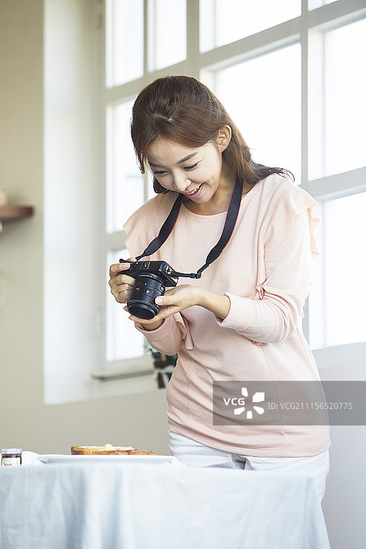 年轻女人生活照图片素材