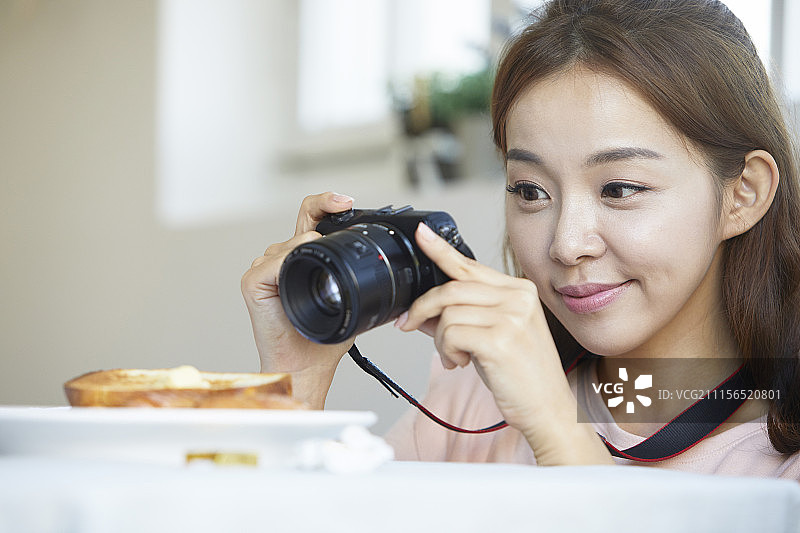 年轻女人生活照图片素材