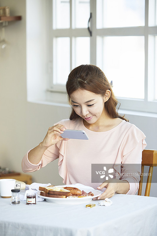 年轻女人生活照图片素材