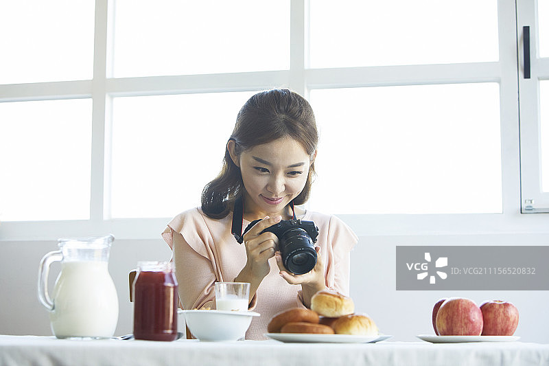 年轻女人生活照图片素材