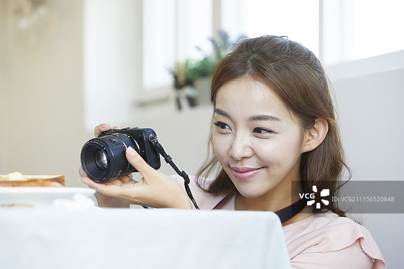 年轻女人生活照图片素材