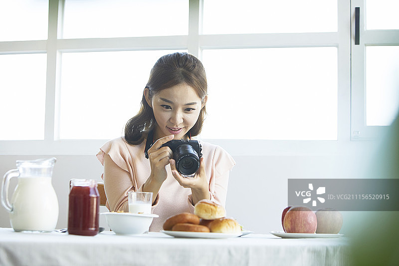 年轻女人生活照图片素材