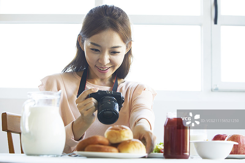 年轻女人生活照图片素材