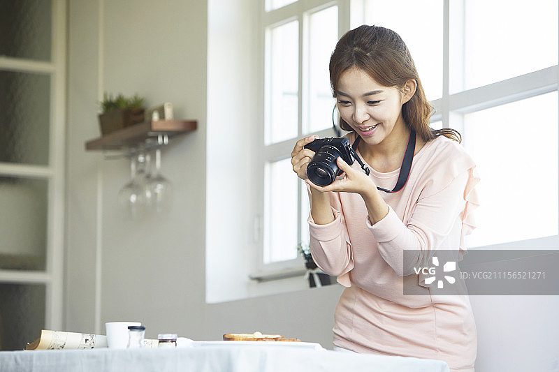 年轻女人生活照图片素材