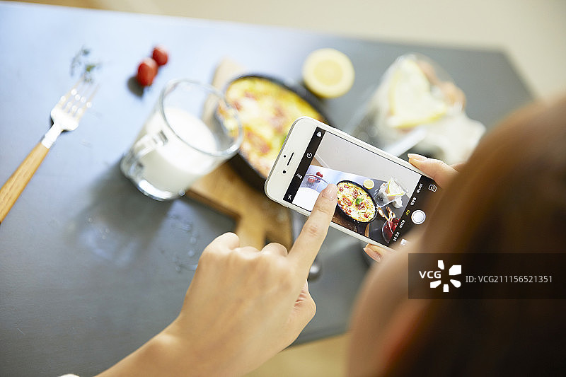 年轻女人生活照图片素材