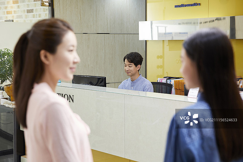 私立教育机构：导师、学生、母亲、建议图片素材