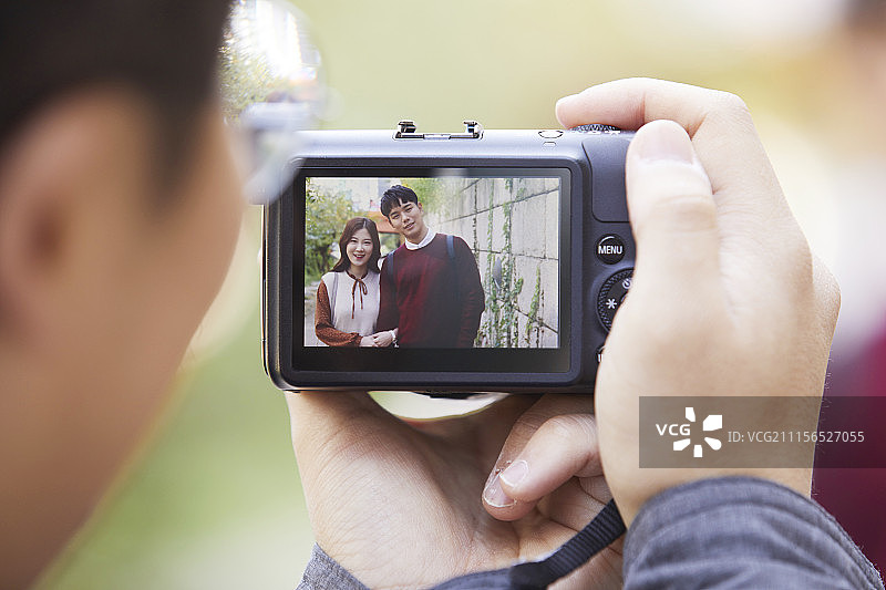 约会，拍照的年轻夫妇图片素材