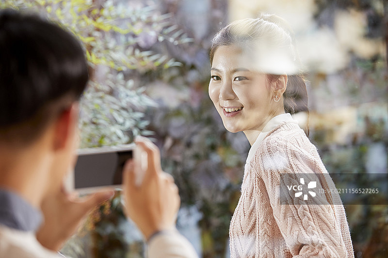 年轻情侣在茶馆约会图片素材