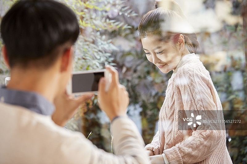 年轻情侣在茶馆约会图片素材