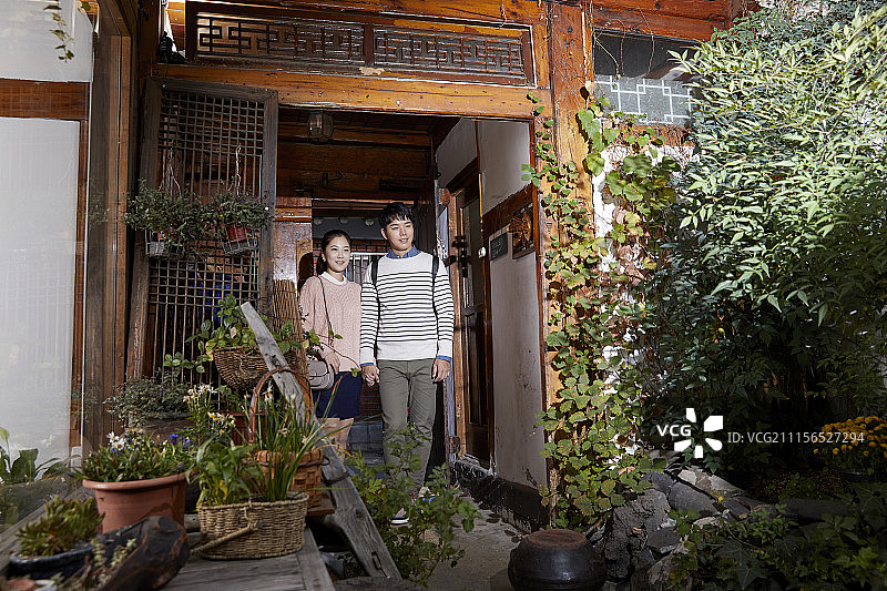 年轻情侣在茶馆约会图片素材