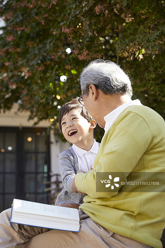 爷爷,孙子在一起图片素材