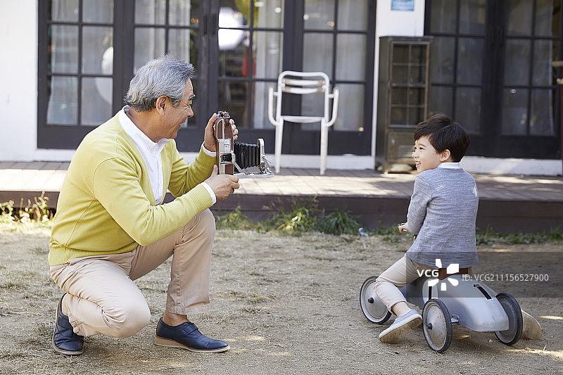 爷爷,孙子在一起图片素材