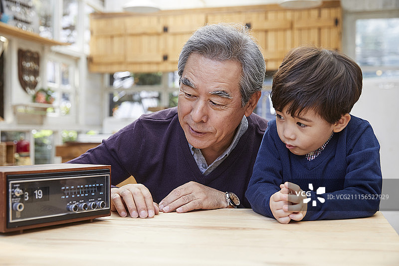 爷爷,孙子在一起图片素材