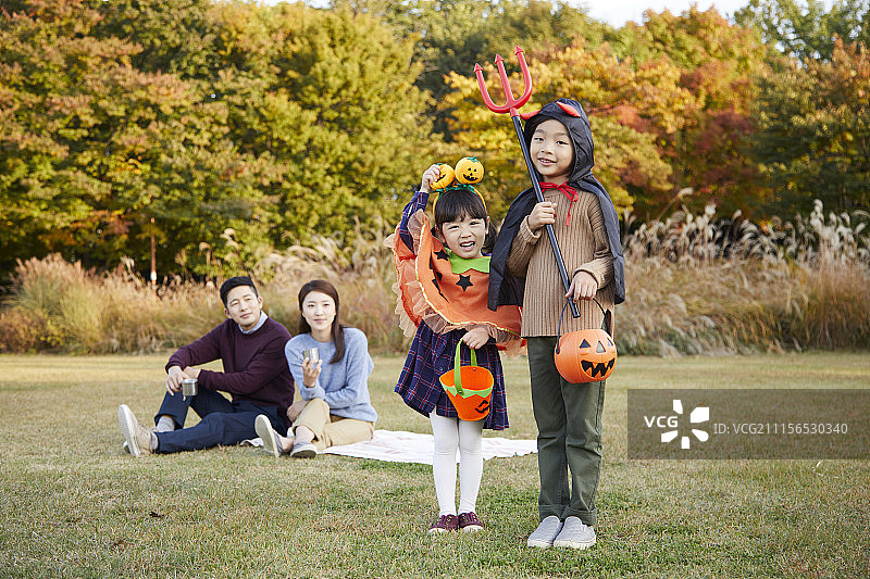 父亲、母亲、儿子、女儿、家庭、公园图片素材