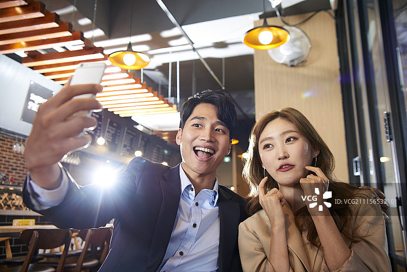 年轻情侣约会（韩国）图片素材