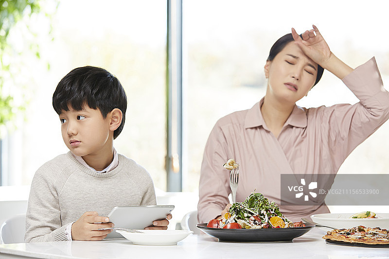母亲，儿子，餐厅图片素材