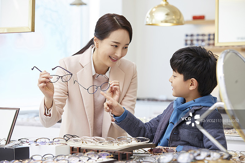 母子在眼镜店图片素材