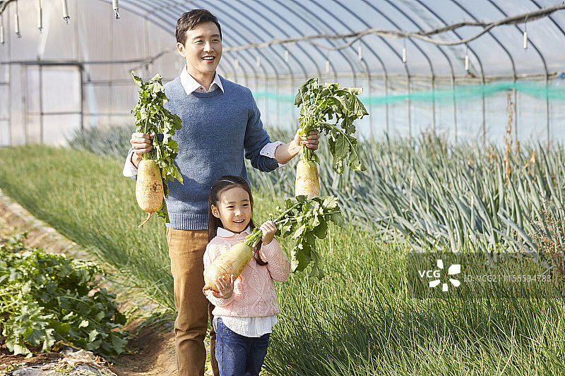 快乐的一家：父亲和女儿图片素材
