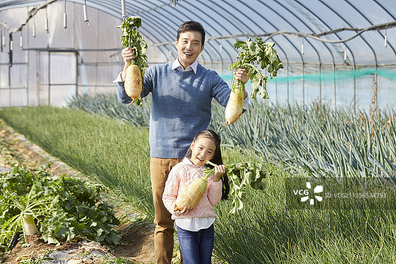 快乐的一家：父亲和女儿图片素材