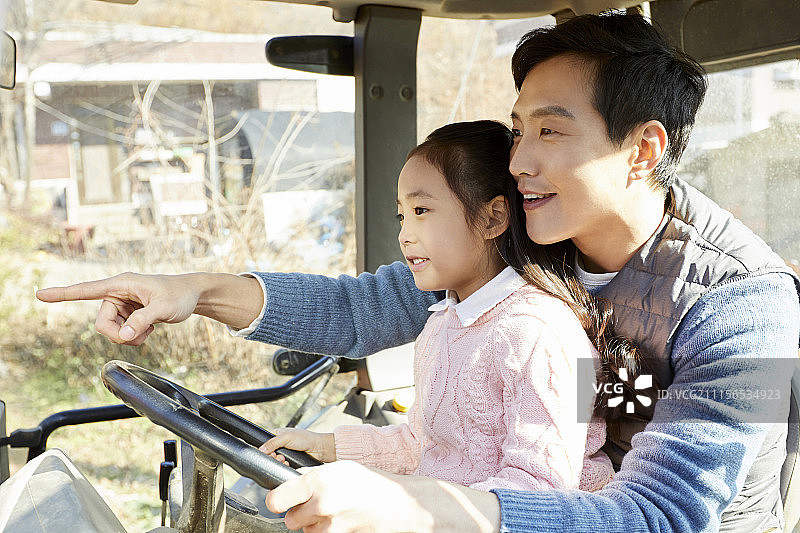 快乐的一家：父亲和女儿图片素材