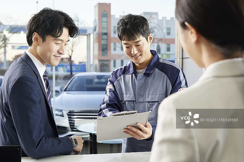 汽车服务中心、工人、客户建议,韩国人图片素材
