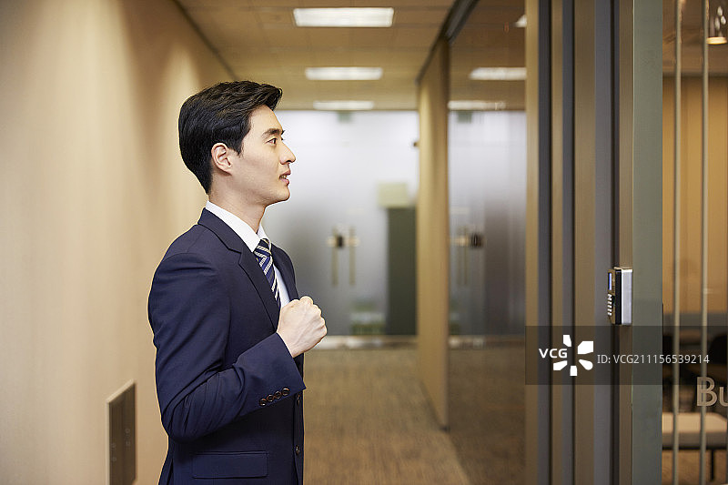 办公室里的韩国商人图片素材