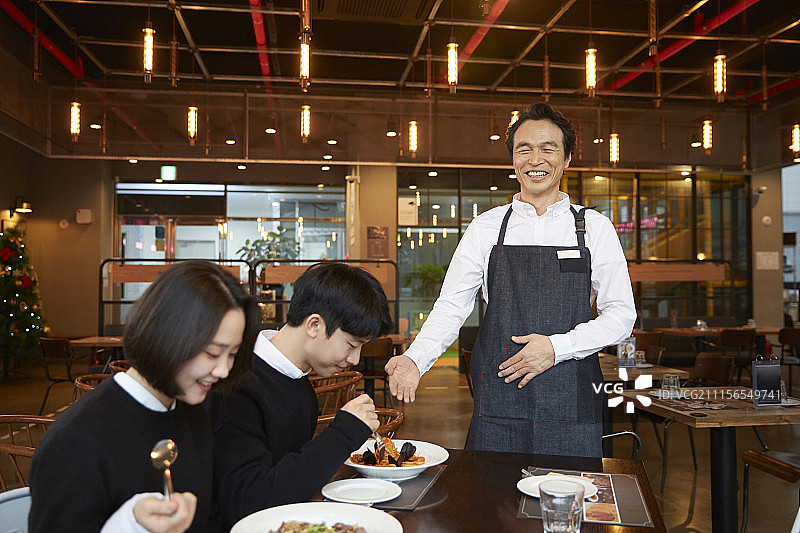 餐厅服务员顾客（韩国）图片素材