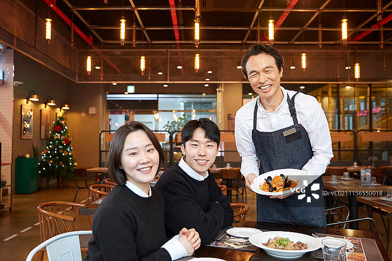 餐厅服务员顾客（韩国）图片素材