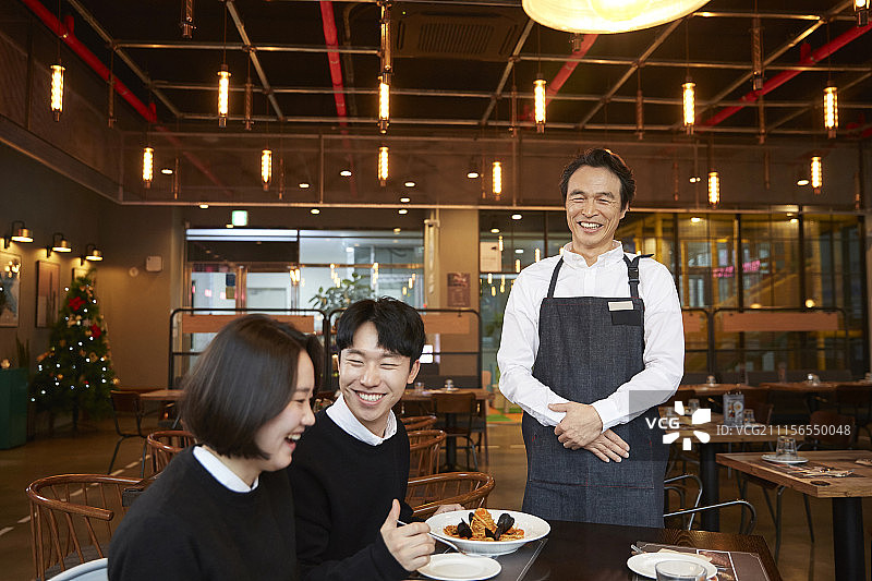 餐厅服务员顾客（韩国）图片素材