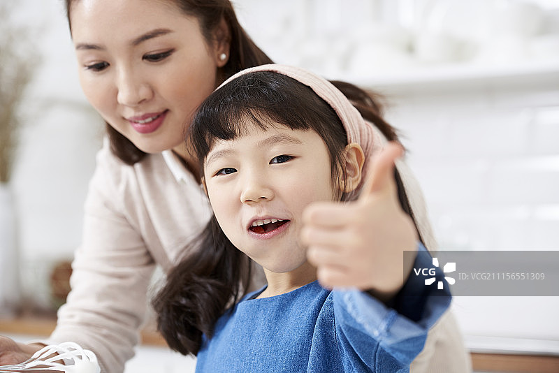 准备食物的韩国母女图片素材